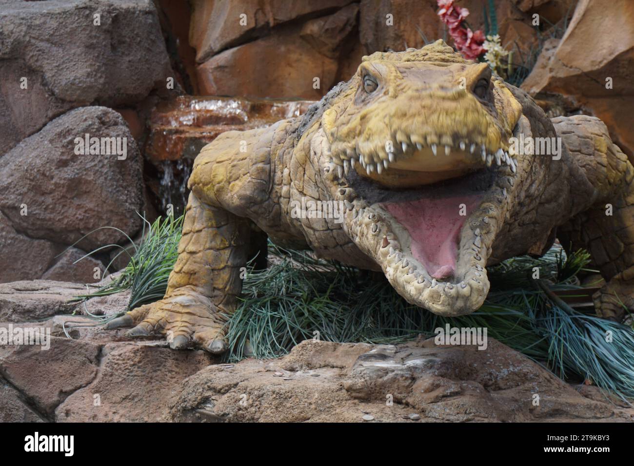Un alligatore meccanico all'ingresso del Disney's Rainforest Cafe Restaurant a Disney Spring, Downtown Disney Foto Stock