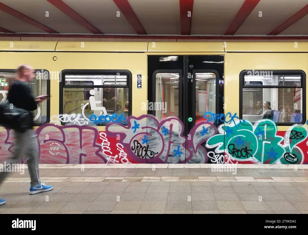 S-Bahn, besprüht mit Graffiti *** S-Bahn, spruzzato con graffiti credito: Imago/Alamy Live News Foto Stock