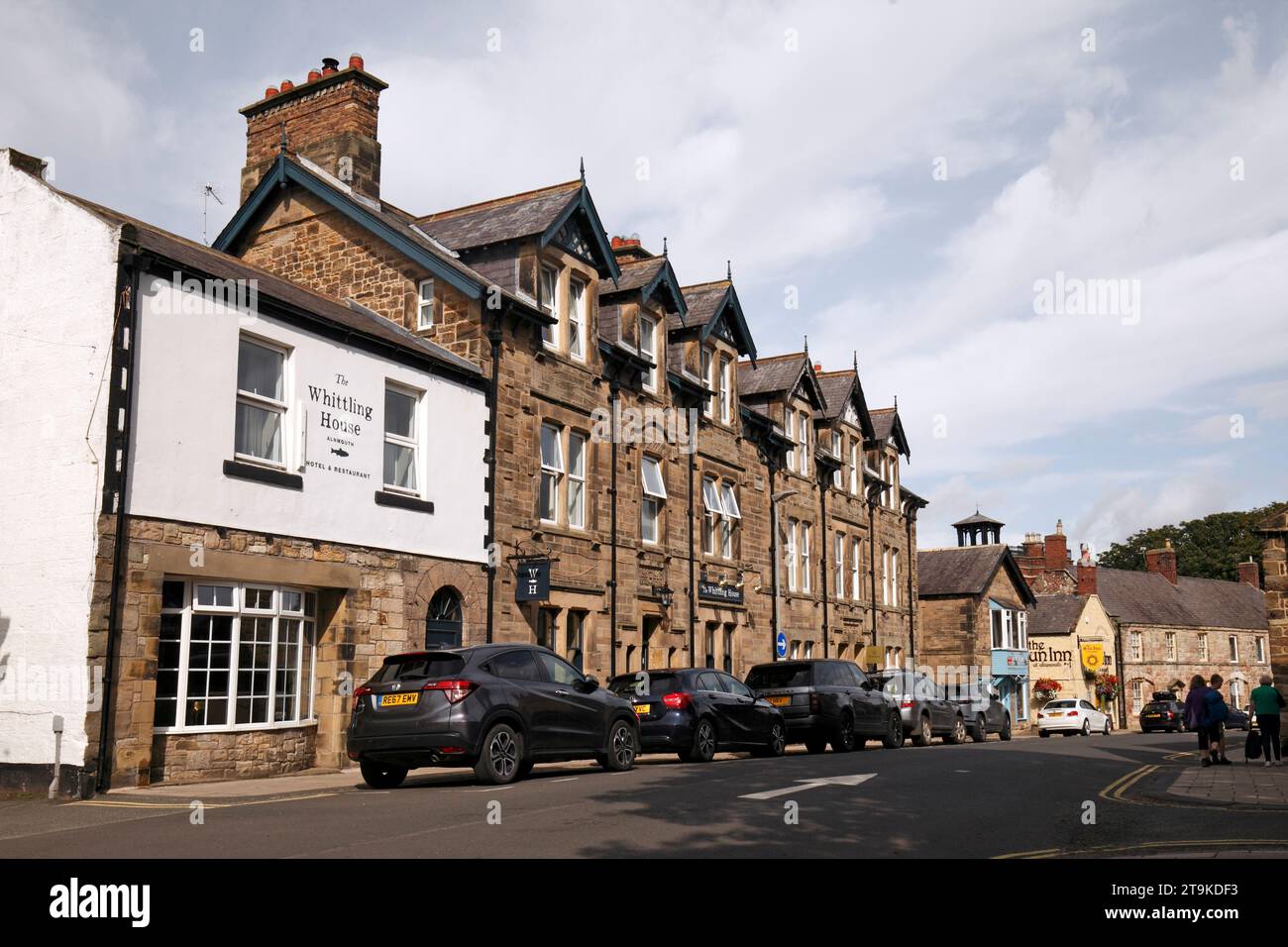 Riverside Road. Alnmouth. Northumberland Street, con Whitling House e Sun Inn. Northumberland, Regno Unito Foto Stock