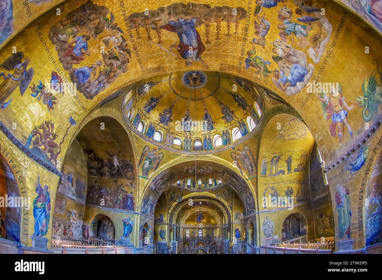 VENEZIA, ITALIA - 17 MARZO 2023: Interno della Cattedrale Patriarcale medievale di San Marco (Basilica Cattedrale Patriarcale di San Marco), Foto Stock