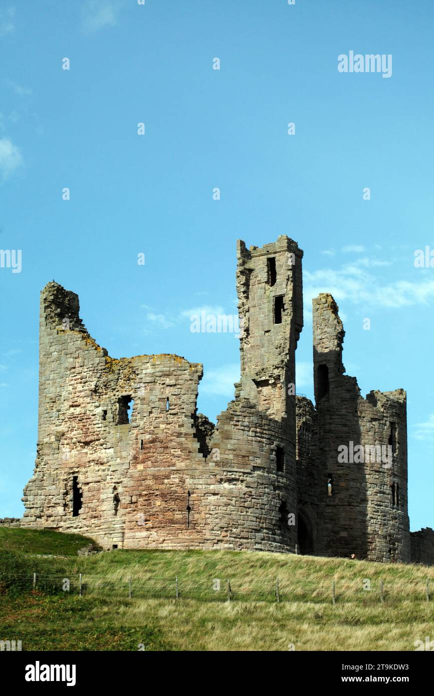 Castello di Dunstanburgh. !Le rovine del IV secolo di questo castello costiero, Northumberland, Enlgand, Regno Unito Foto Stock