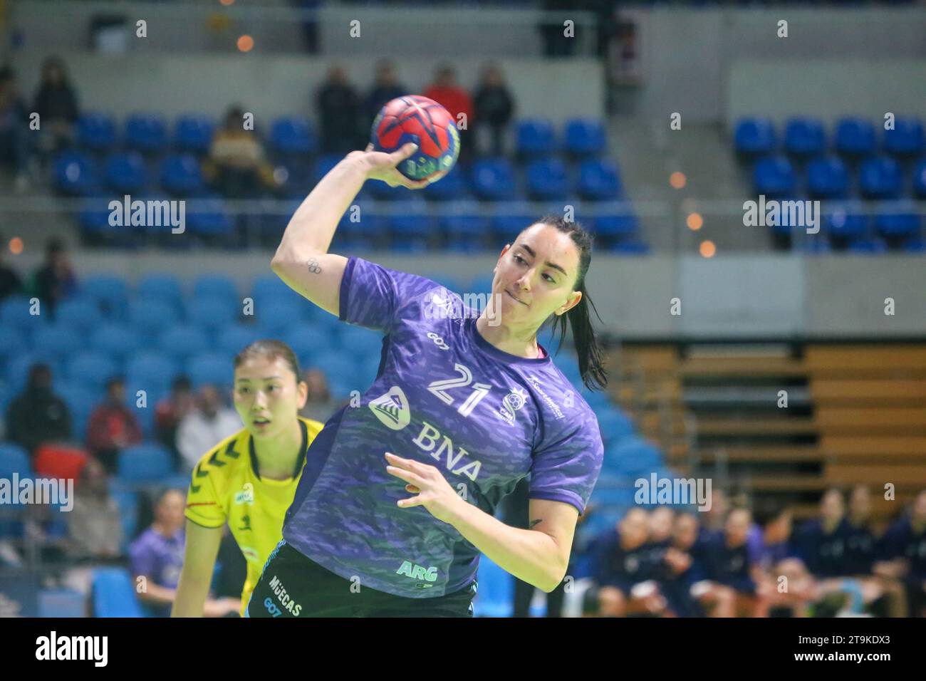 Santander, Spagna, 26 novembre 2023: La calciatrice argentina Macarena Gandulfo (21) lancia un 7 metri durante il terzo giorno del Torneo internazionale femminile di Spagna 2023 tra Giappone e Argentina, il 26 novembre 2023, al Palacio de los Deportes de Santander, a Santander, in Spagna. Credito: Alberto Brevers / Alamy Live News. Foto Stock