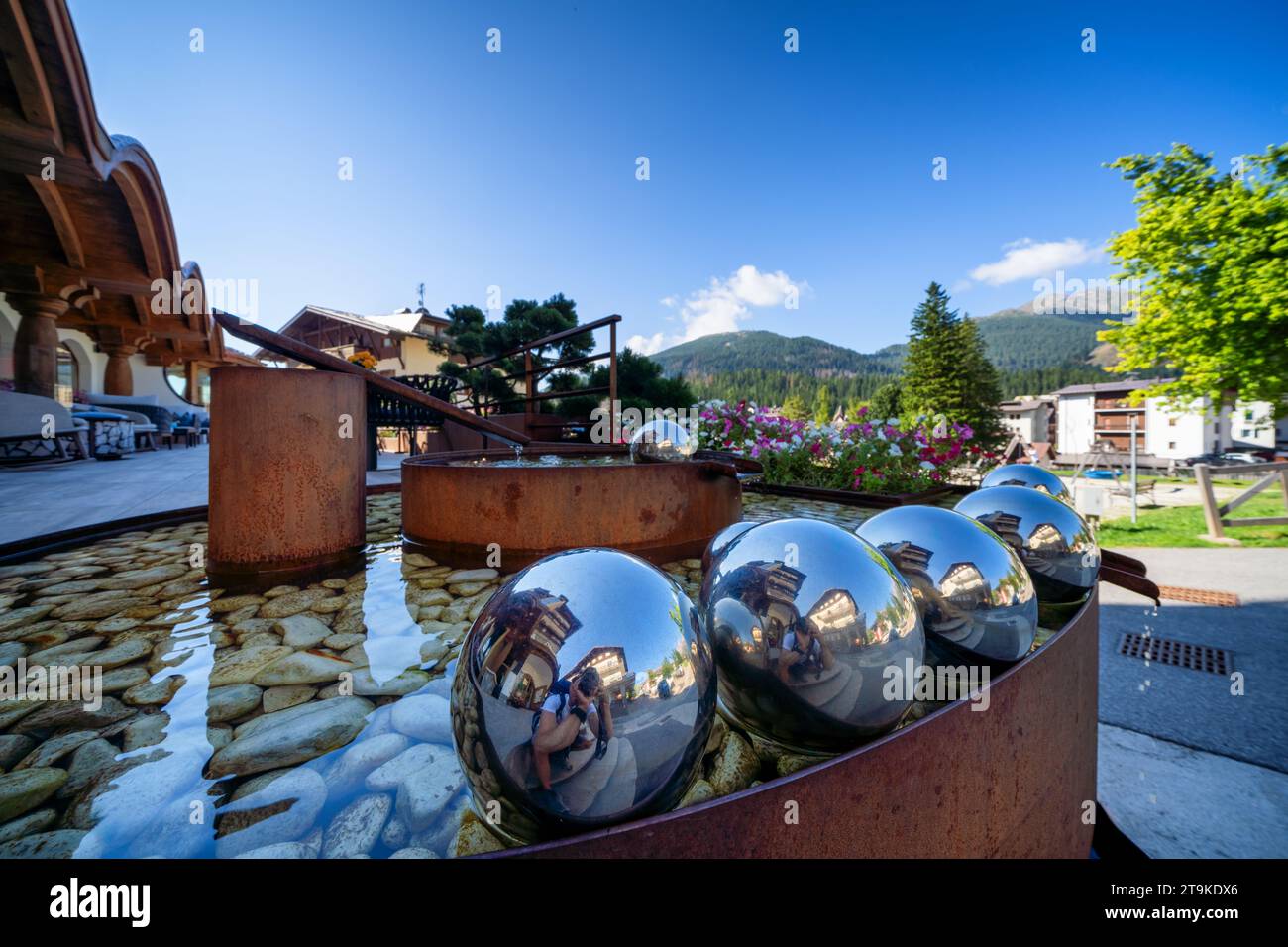 Palline di metallo galleggianti in una fontana, San Martino di Castrozza, Italia Foto Stock