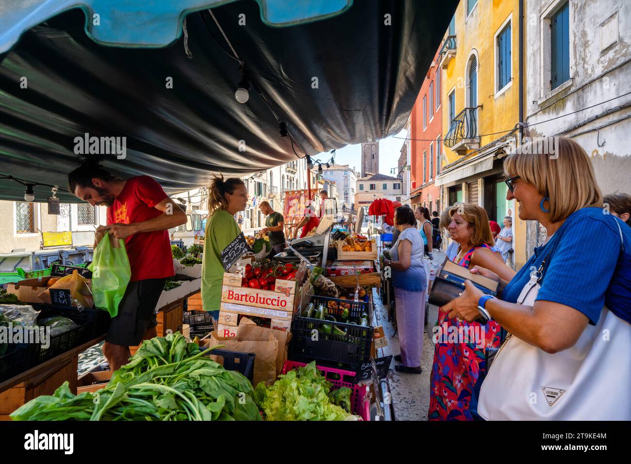 Un mercato galleggiante a Venezia, Italia Foto Stock