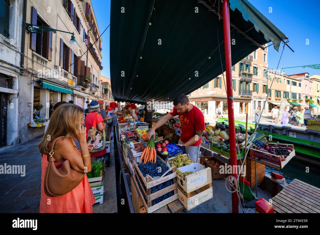 Un mercato galleggiante a Venezia, Italia Foto Stock