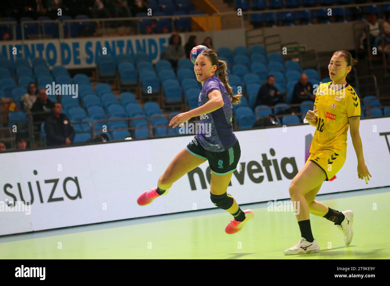 Santander, Spagna, 26 novembre 2023: Argentina Martina Romero (3, L) tira in porta mentre Haruno Sasaki (32, R) guarda durante il terzo giorno del Torneo Internazionale femminile di Spagna 2023 tra Giappone e Argentina, il 26 novembre 2023, al Santander Sports Palace, a Santander, in Spagna. Credito: Alberto Brevers / Alamy Live News. Foto Stock