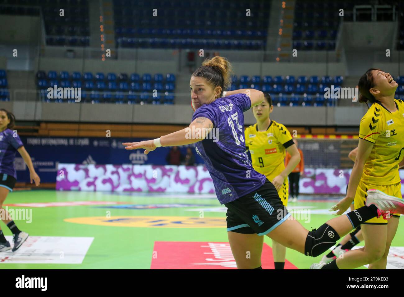 Santander, Spagna, 26 novembre 2023: La calciatrice argentina Giuliana Gavilan (13) tira in porta durante il terzo giorno del Torneo Internazionale femminile di Spagna 2023 tra Giappone e Argentina, il 26 novembre 2023, al Palacio de los Deportes di Santander, in Spagna. Credito: Alberto Brevers / Alamy Live News. Foto Stock