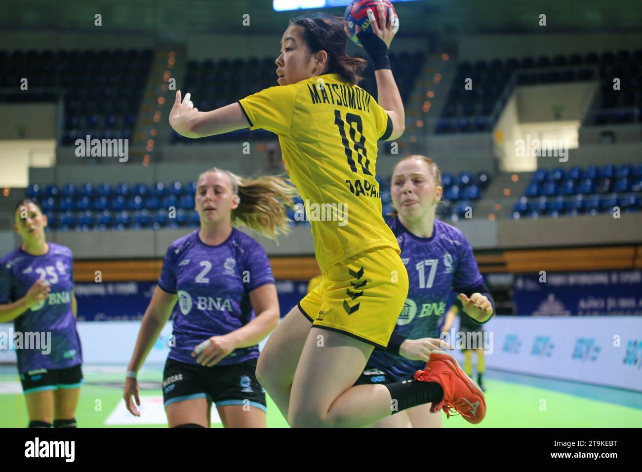 Santander, Spagna, 26 novembre 2023: La giocatrice giapponese Hiraku Matsumoto (18) tira in porta durante il terzo giorno del Torneo femminile spagnolo 2023 tra Giappone e Argentina, il 26 novembre 2023, al Palacio de los Deportes di Santander, in Spagna. Credito: Alberto Brevers / Alamy Live News. Foto Stock