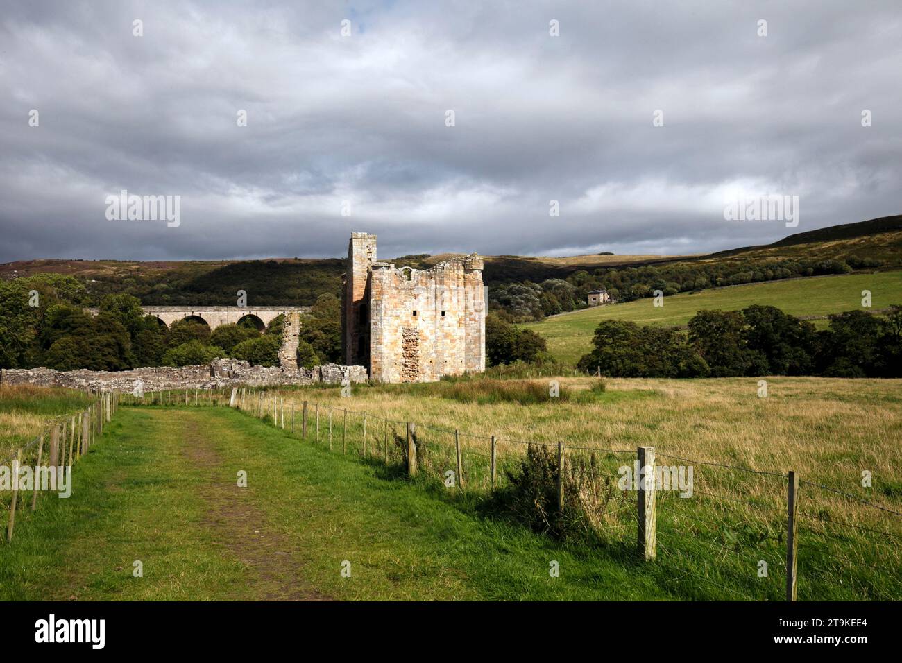 Edlingham Castle. 1300-1600. Northumberland. Casa padronale fortificata con torre solare per poter respingere Border reivers, incursori sugli anglo-scozzesi Foto Stock