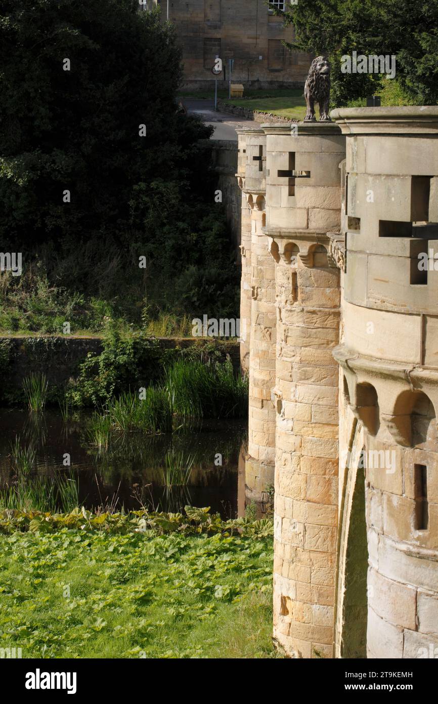 Il ponte Lion sul fiume Aln. Costruito da John Adam per il primo duca di Northumberland. Gothic Revival. Percy Lion. Alnwick Bridge Foto Stock