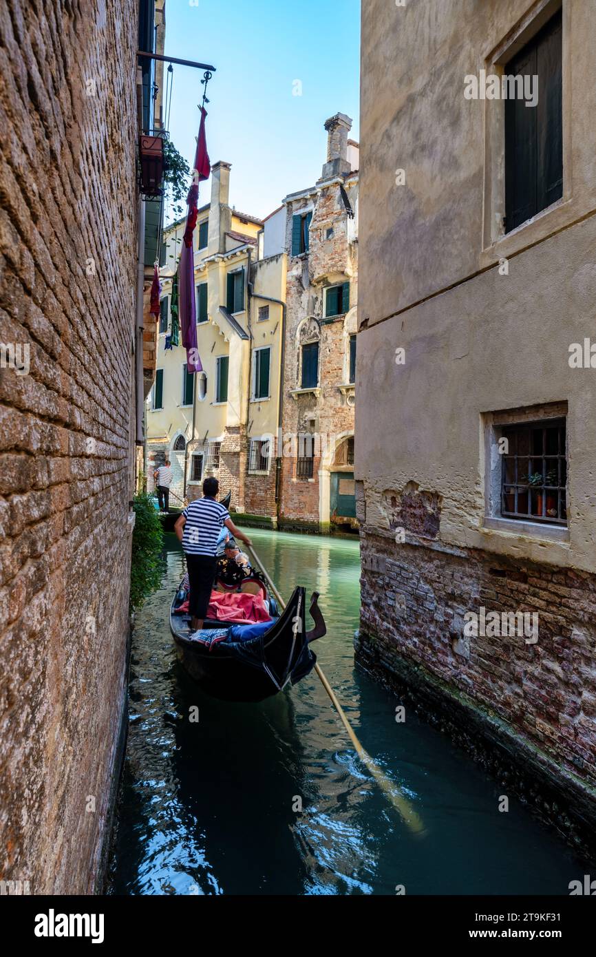 Giro in gondola a Venezia, Italia Foto Stock