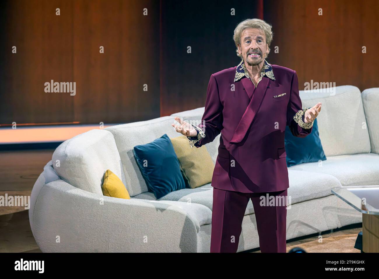 Thomas Gottschalk und Seine letzte ZDF-Sendung Wetten, Dass. Es ist das Ende einer TV-Ära. Die Sendung wurde live im ZDF übertragen. // 25.11.2023: Offenburg, Baden-Württemberg, Deutschland, Europa *** Thomas Gottschalk e il suo ultimo show della ZDF Wetten, dass la sua fine di un'era televisiva lo spettacolo è stato trasmesso in diretta su ZDF 25 11 2023 Offenburg, Baden Württemberg, Germania, Europa crediti: Imago/Alamy Live News Foto Stock