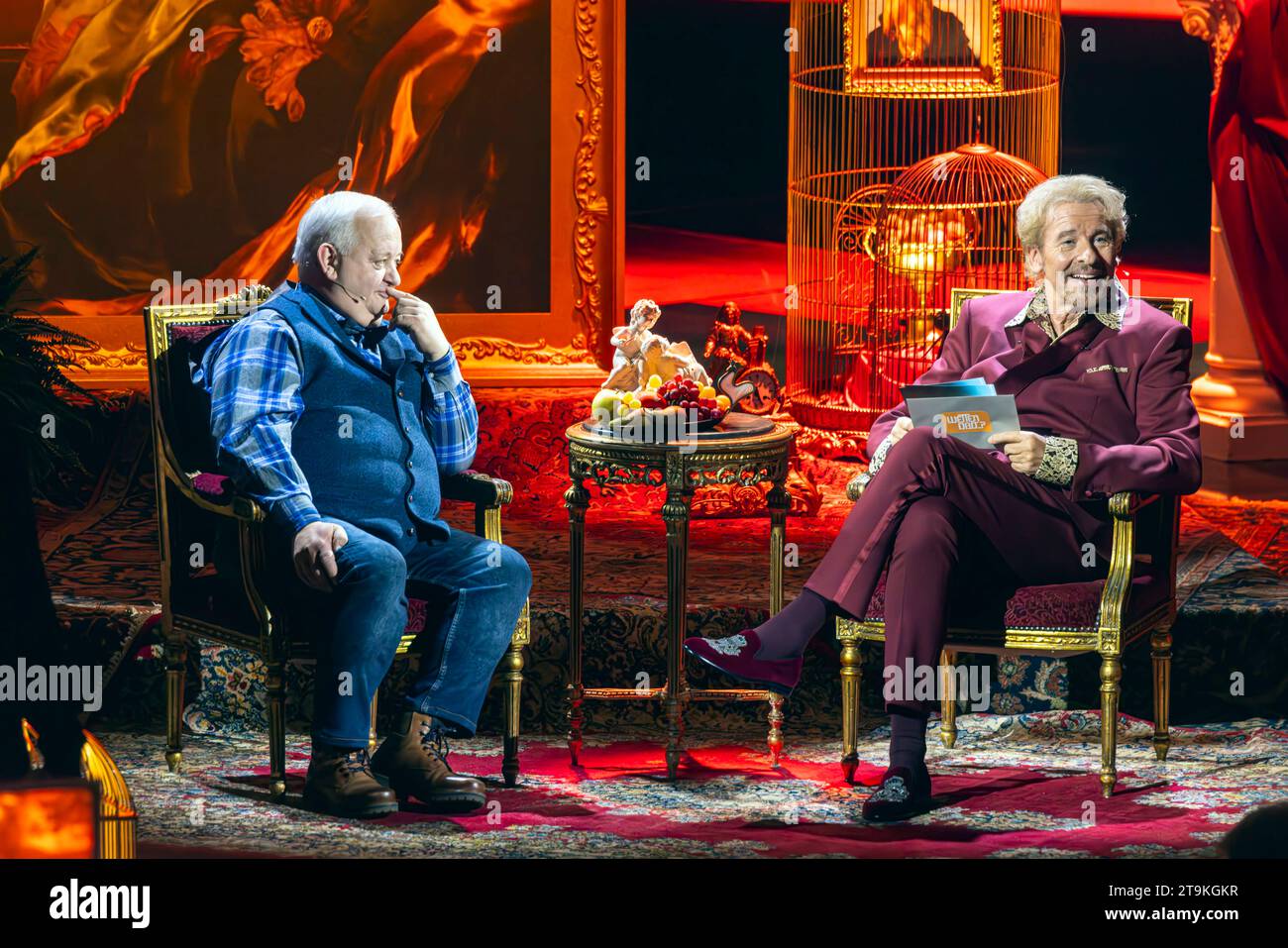 Thomas Gottschalk und Seine letzte ZDF-Sendung Wetten, Dass. Es ist das Ende einer TV-Ära. Die Sendung wurde live im ZDF übertragen. Hahnenwette. // 25.11.2023: Offenburg, Baden-Württemberg, Deutschland, Europa *** Thomas Gottschalk e il suo ultimo show della ZDF Wetten, hanno dato la fine di un'era televisiva lo spettacolo è stato trasmesso in diretta su ZDF Hahnenwette 25 11 2023 Offenburg, Baden Württemberg, Germania, Europa crediti: Imago/Alamy Live News Foto Stock