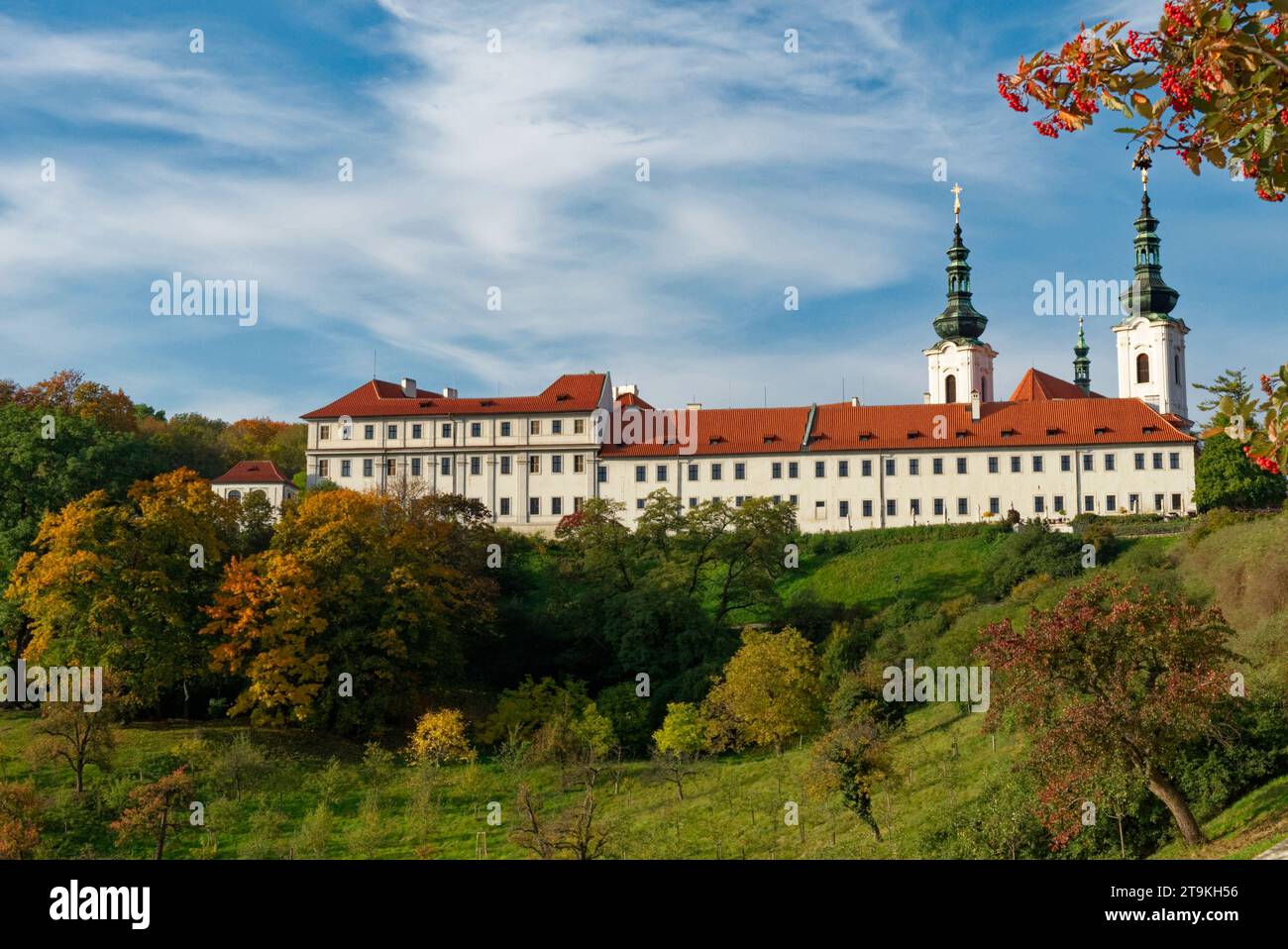 Monastero di Strahov, un edificio bianco con tetto rosso, situato su una collina a Praga. Foto Stock