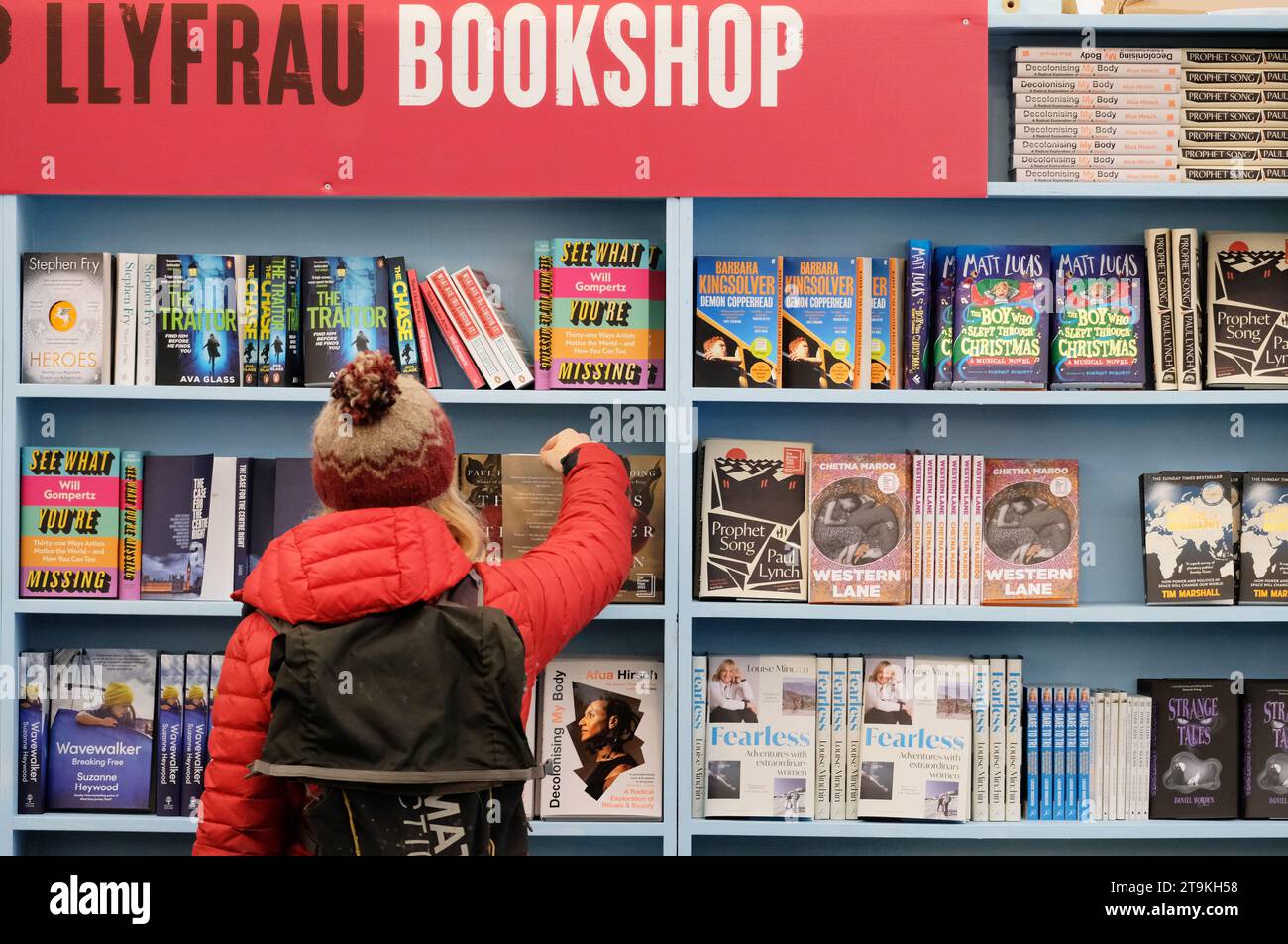 Hay Festival Winter Weekend, Hay on Wye, Powys, Wales, UK – domenica 26 novembre 2023 – Un visitatore visita i nuovi libri in vendita nella libreria del festival - Photo Steven May / Alamy Live News Foto Stock