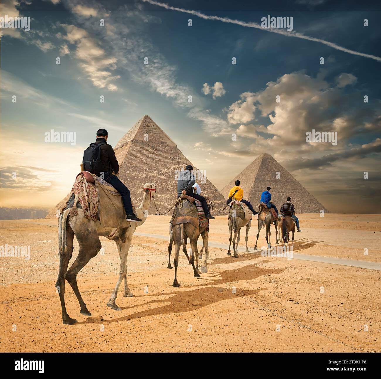 Carovana a cammello di fronte alla grande piramide di Giza Foto Stock
