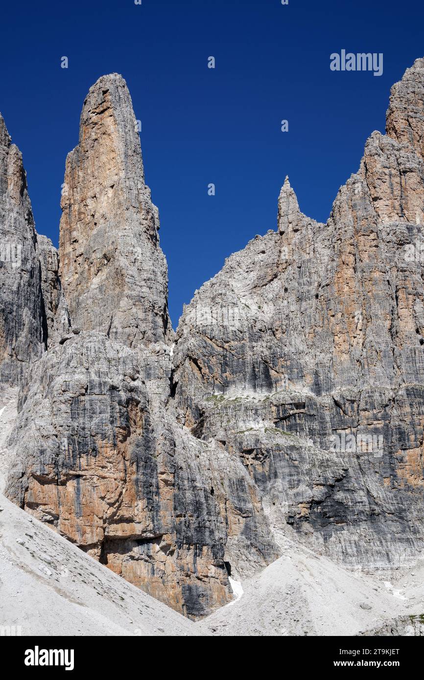 Il Campanile basso, nel gruppo montuoso delle Dolomiti di Brenta. Trentino. Alpi italiane - Europa. Foto Stock