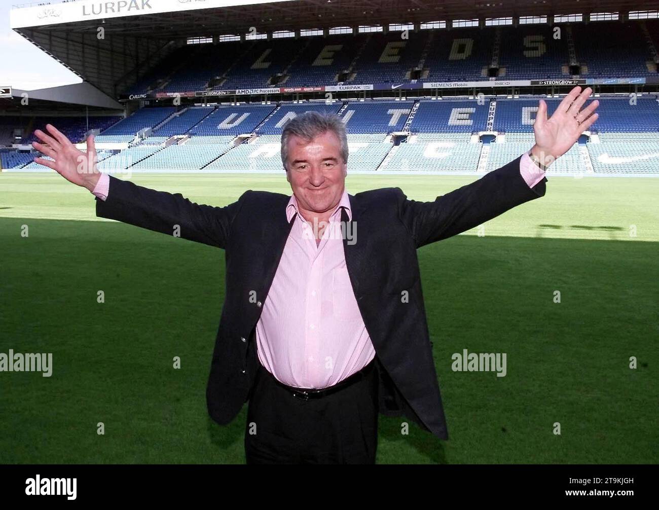 Foto del file datata 10-07-2002 di Terry Venables in campo a Elland Road. L'ex allenatore dell'Inghilterra, del Barcellona e del Tottenham Terry Venables è morto all'età di 80 anni. Data di emissione: Domenica 26 novembre 2023. Foto Stock