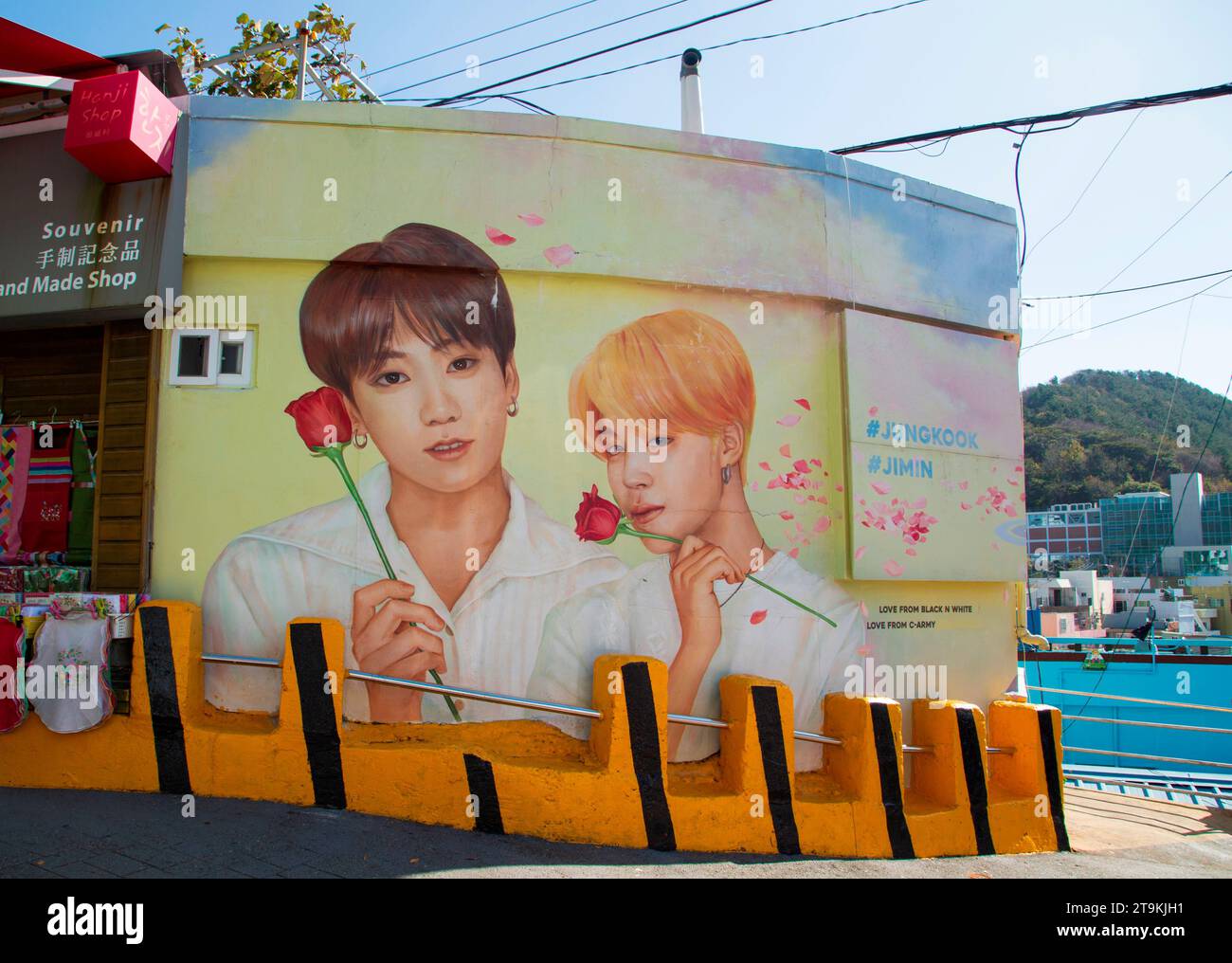 Gamcheon Culture Village, 9 novembre 2023: Un murale con Jungkook e Jimin di BTS al Gamcheon Culture Village di Busan, a circa 420 km (261 miglia) a sud-est di Seul, Corea del Sud. I turisti chiamano il villaggio "Santorini della Corea" ed è un'attrazione turistica. Il villaggio era un'area che un tempo ospitava rifugiati di guerra durante la guerra di Corea del 1950-53. La Corea del Sud sta cercando di ospitare il World Expo 2030 a Pusan, in quanto compete contro l'Arabia Saudita e l'Italia. La città ospitante sarà annunciata il 28 novembre. Crediti: Lee Jae-won/AFLO/Alamy Live News Foto Stock