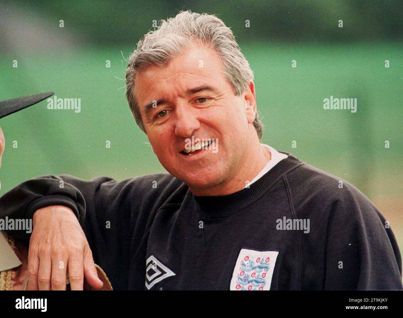 Foto del file datata 21-06-1996 dell'allenatore inglese Terry Venables che sembra rilassato durante una pausa di allenamento nei quarti di finale di Euro '96. L'ex allenatore dell'Inghilterra, del Barcellona e del Tottenham Terry Venables è morto all'età di 80 anni. Data: Domenica 26 novembre 2023. Foto Stock