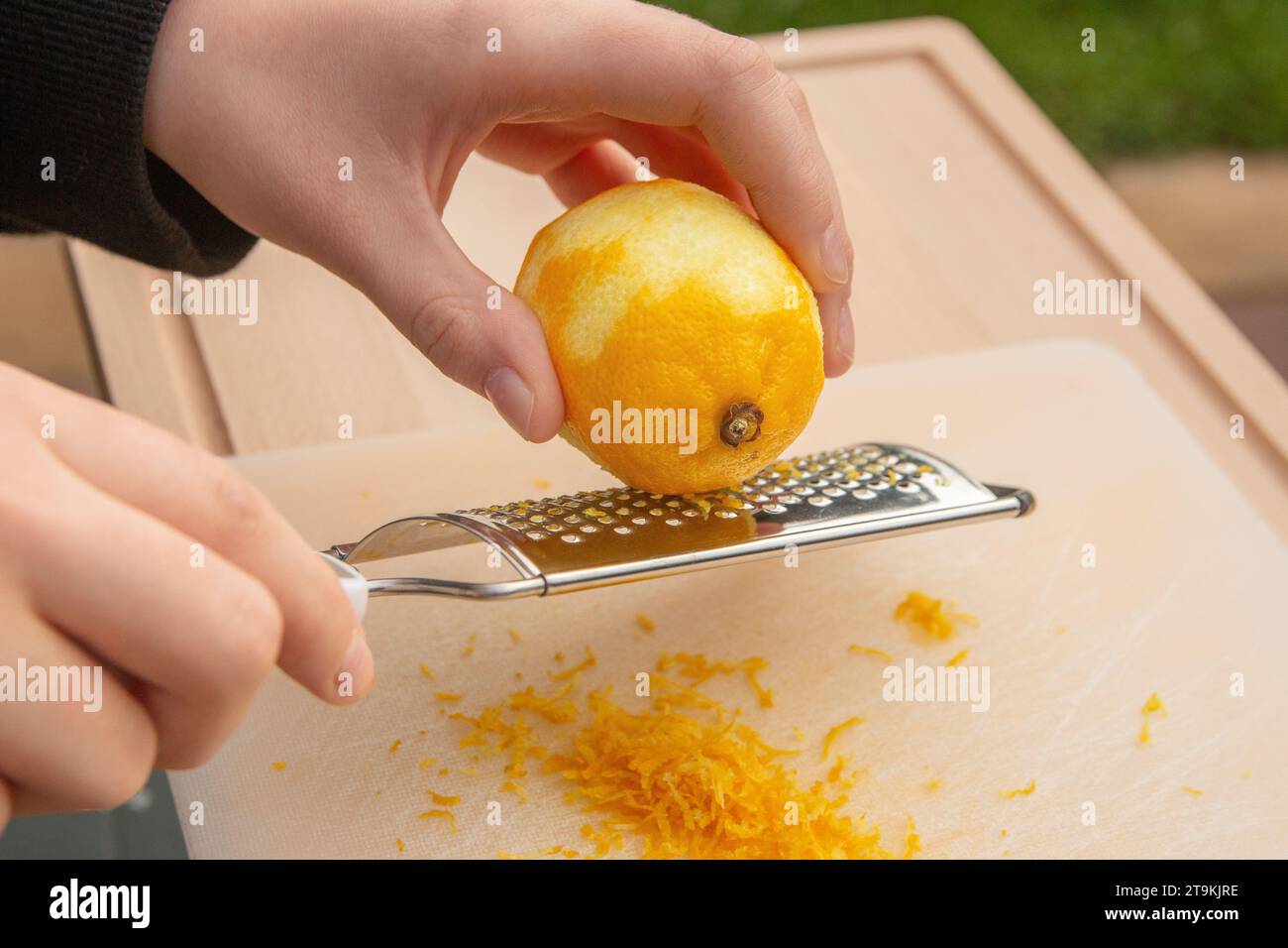 Succoso limone grattugiato per un primo piano con scorza Foto Stock