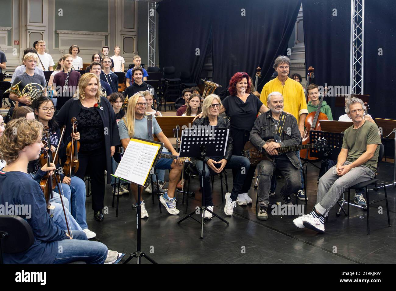 HOPE-Initiatorin Viola Klein 3.v.re. Sowie die Sängerin Kathy Kelly Family und die Rockband Silly mit Uwe Hassbecker, Ritchie Barton, Jäcki Reznicek und Ronny Dehn L-R proben mit dem Dresdner Jugendsinfonie-Orchester des Heinrich-Schütz-Konservatoriums unter musikalischer Leitung von Prof. Milko Kersten für die HOPE-Gala defint Dresden 28.10.23. *** L'iniziatrice di HOPE Viola Klein 3 da destra, così come la cantante Kathy Kelly Kelly Family e la rock band Silly con Uwe Hassbecker, Ritchie Barton, Jäcki Reznicek e Ronny Dehn L R provano con la Dresden Youth Symphony Orc Foto Stock