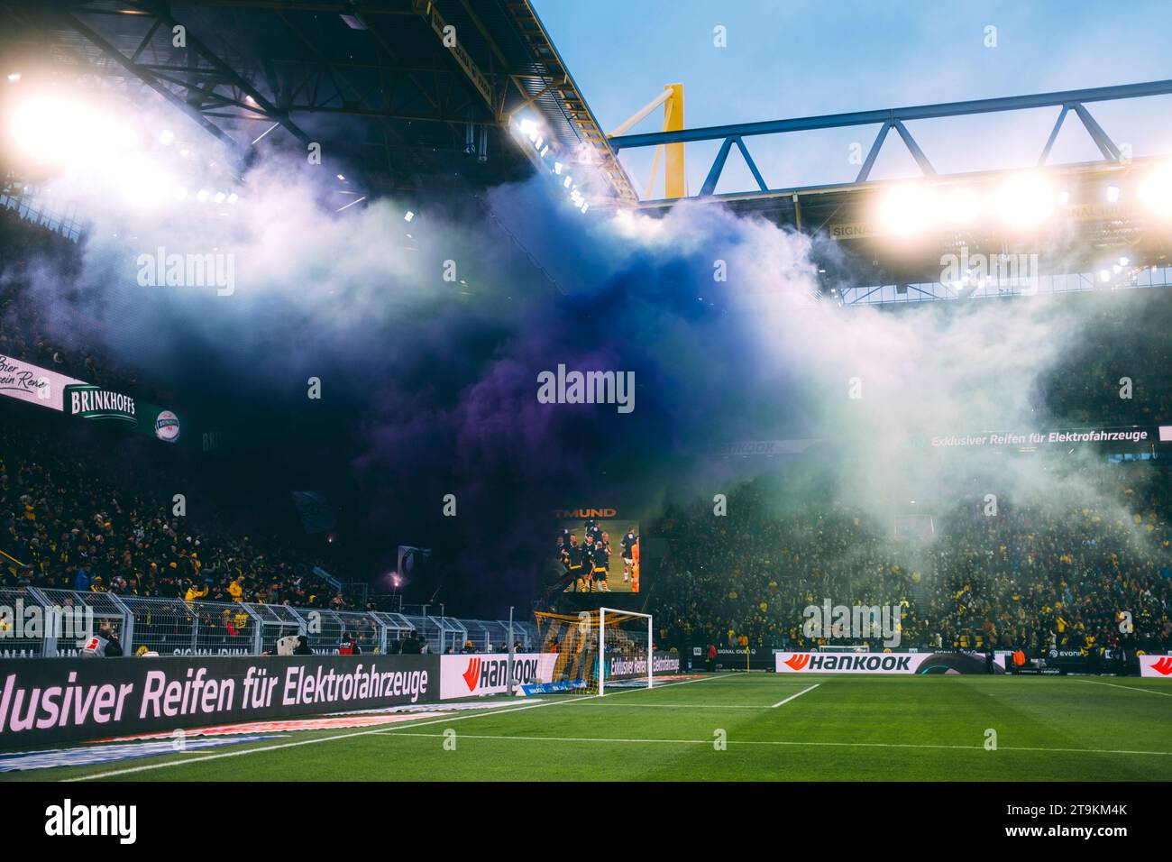 Dortmund, Signal-Iduna-Park, 25.11.23: Lila, Blau, Grün leuchtende Bengalos im Gästeblock der Gladbacher beim 1. Bundesliga Spiel Borussia Dortmund vs Foto Stock