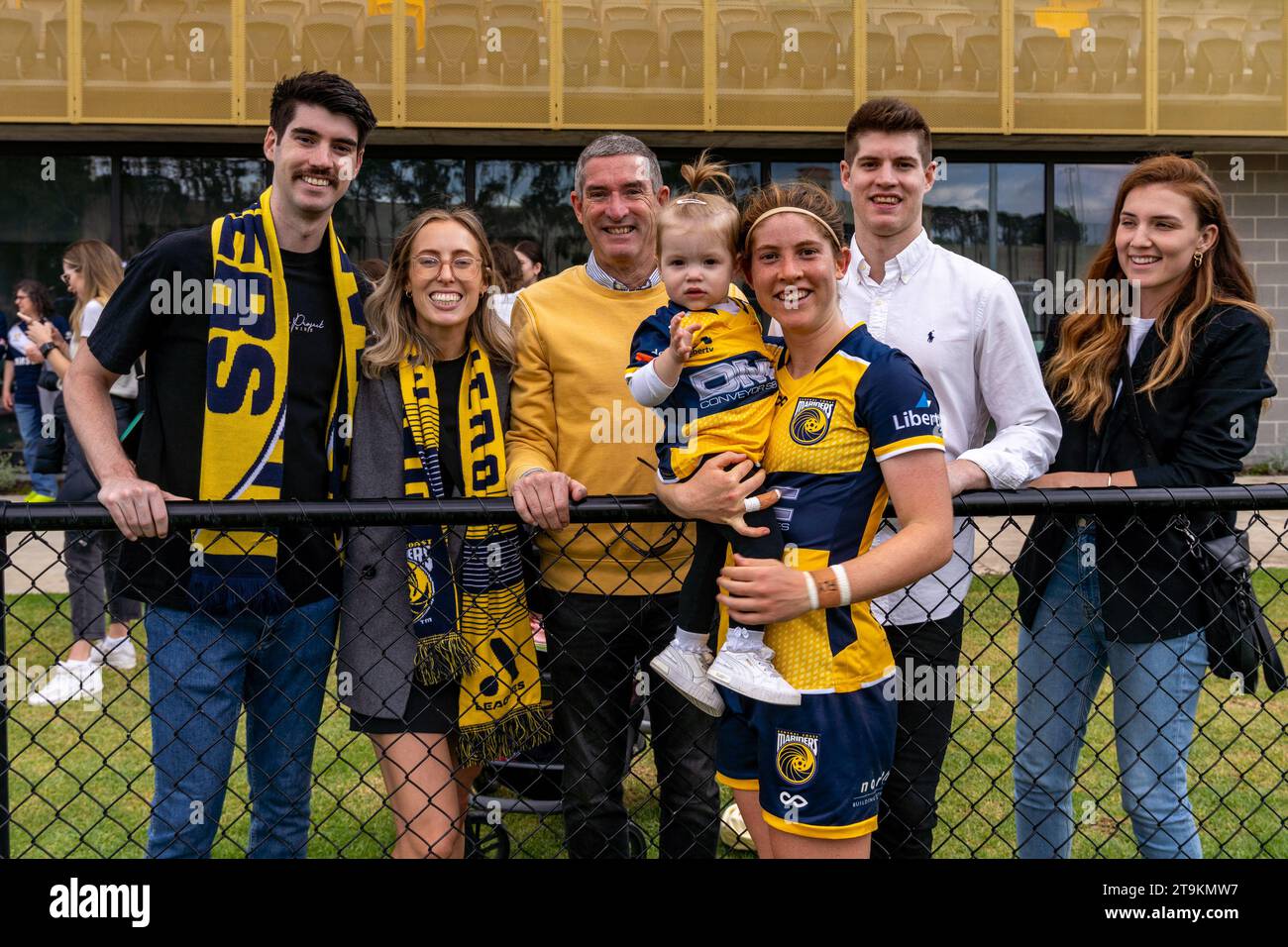 Bundoora, Australia. 26 novembre 2023. Central Coast Mariners FC Defender Annabel Martin (#5) con la sua famiglia dopo la partita. Crediti: James Forrester/Alamy Live News Foto Stock