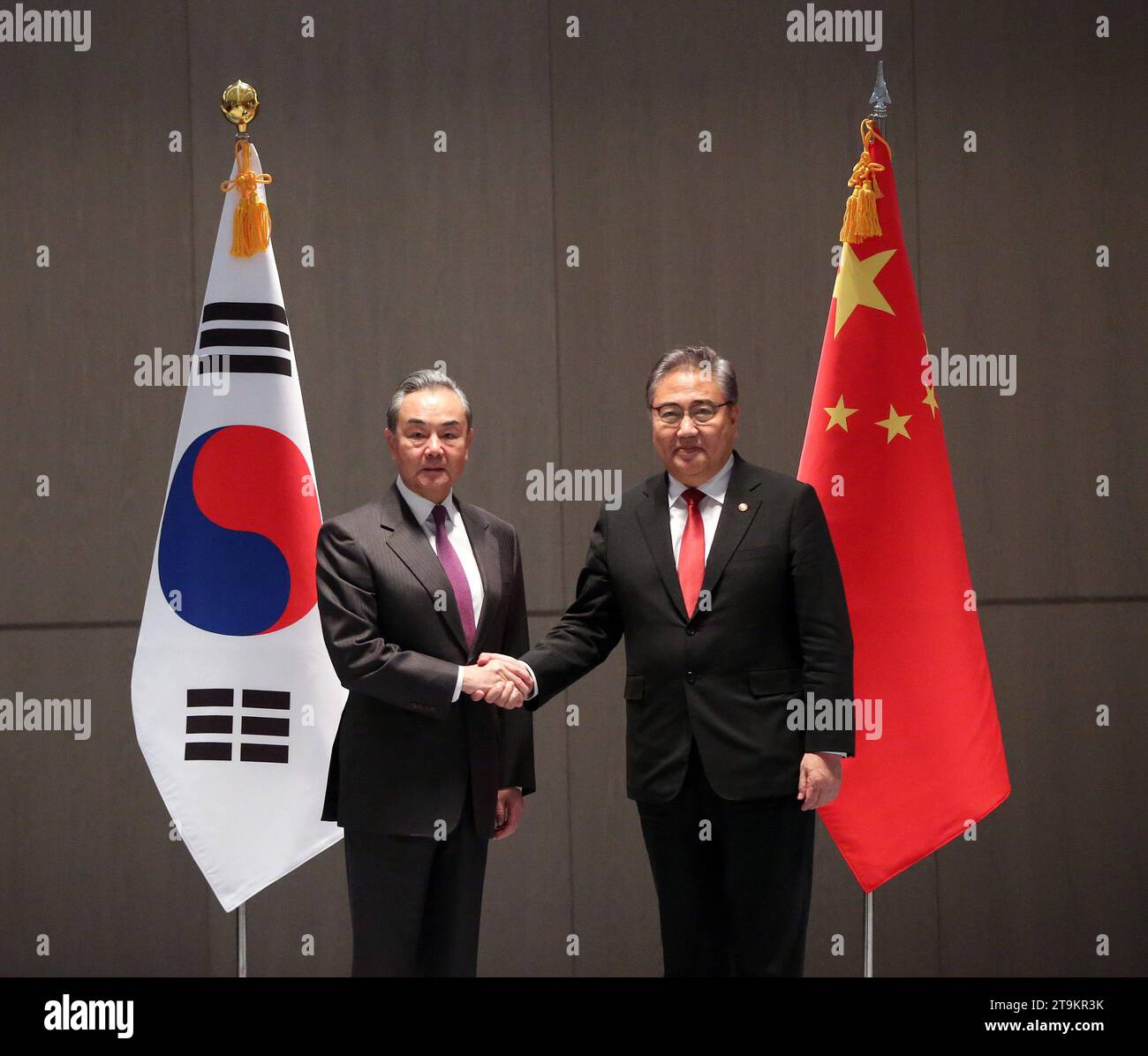 Busan, Corea del Sud. 26 novembre 2023. Il ministro degli Esteri cinese Wang Yi, anche membro dell'Ufficio politico del Comitato centrale del Partito Comunista Cinese, incontra il ministro degli Esteri sudcoreano Park Jin ai margini dell'incontro trilaterale dei ministri degli Esteri tra Cina, Giappone e Corea del Sud a Pusan, Corea del Sud, 26 novembre 2023. Crediti: Yao Qilin/Xinhua/Alamy Live News Foto Stock