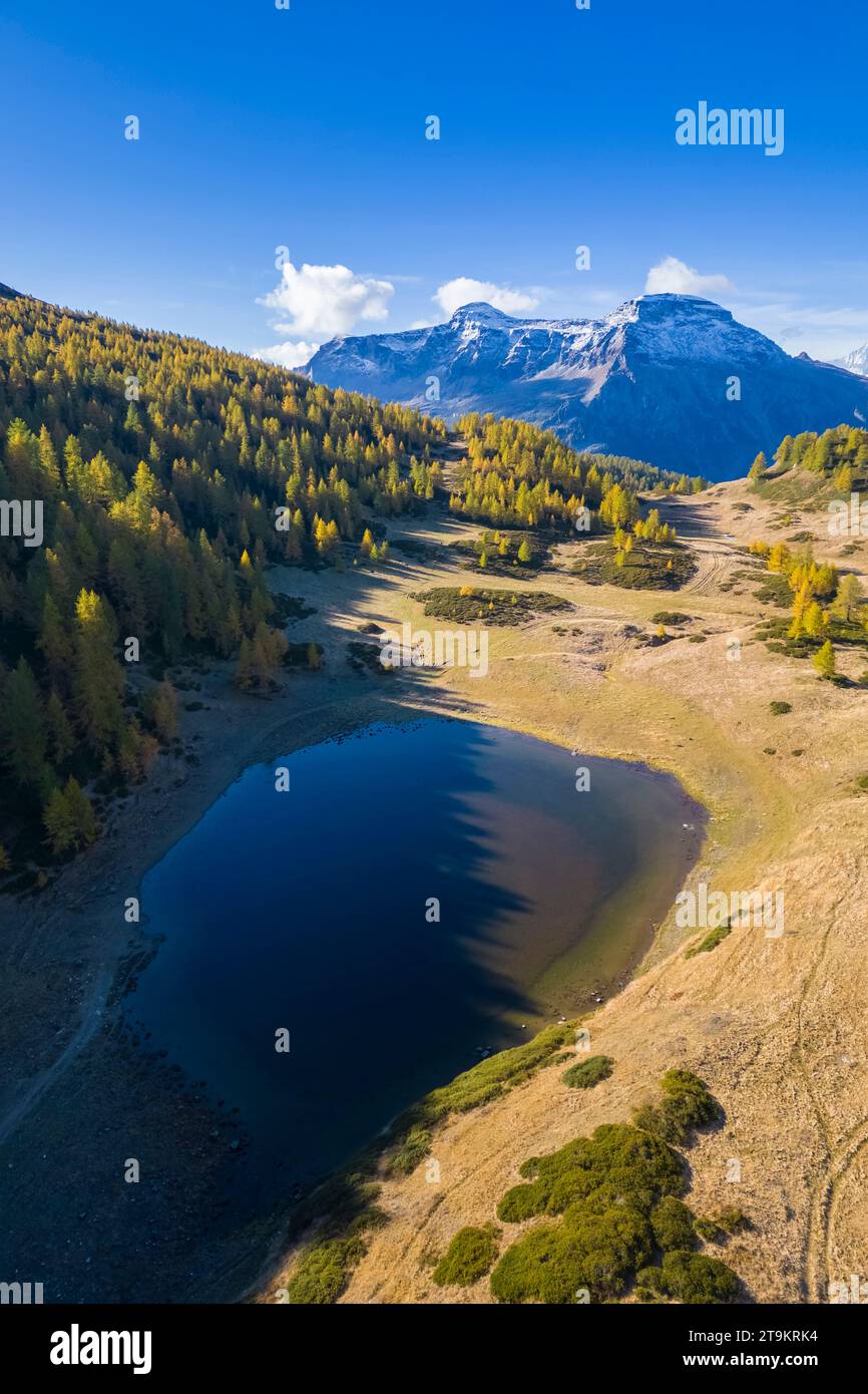 Vista autunnale delle montagne che circondano l'Alpe Devero dai Laghi del Sangiatto. Valle Antigorio, Piemonte, Italia. Foto Stock