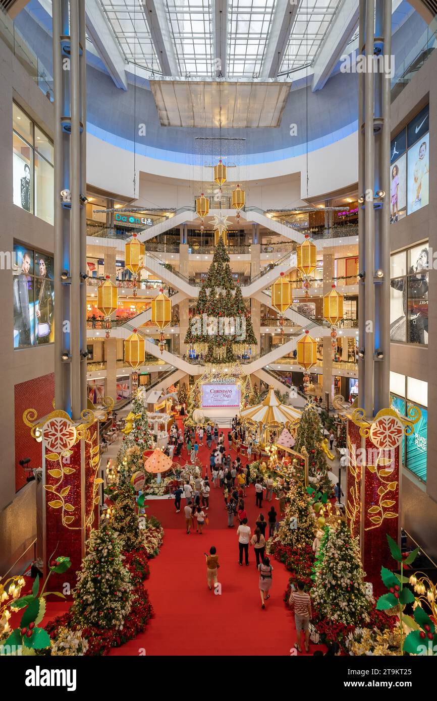 Kuala Lumpur, Malesia - novembre 25,2023: Bella decorazione natalizia nel padiglione di Kuala Lumpur. La gente può vedere esplorare e fare shopping nei dintorni. Foto Stock