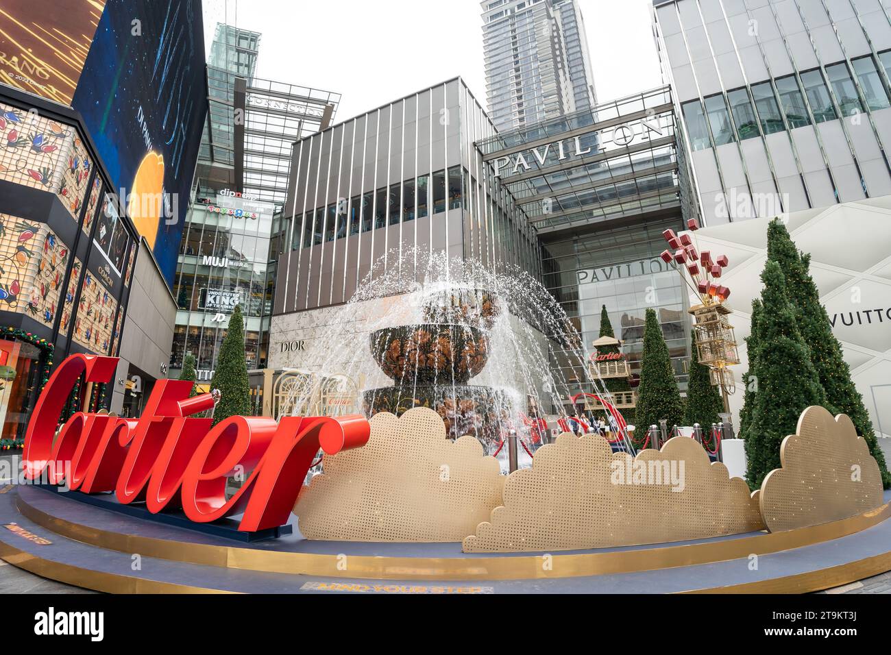 Kuala Lumpur, Malesia - novembre 25,2023: Splendida decorazione natalizia di Cartier davanti al Padiglione Kuala Lumpur. La gente può vedere esplorare aro Foto Stock