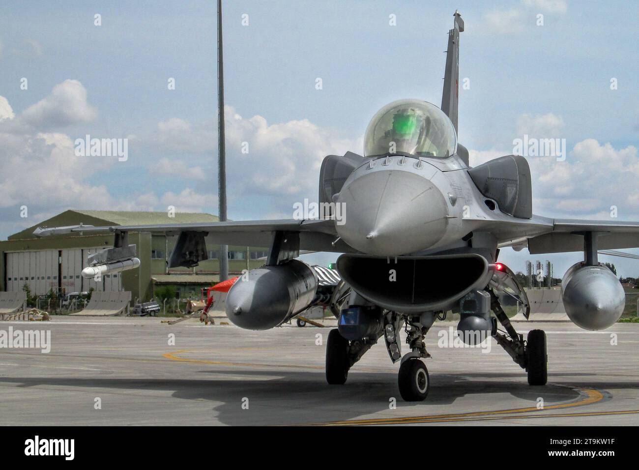 TURAF F F-16D Block 50+ rullaggio sulla pista per il decollo nell'esercizio Anatolian Eagle 2023. Foto Stock