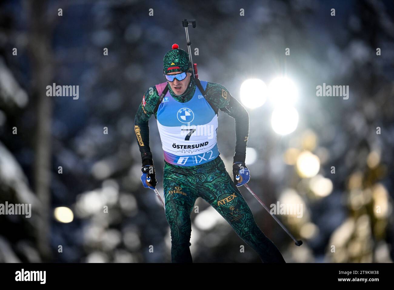 Vytautas strolia della Lituania in azione durante la 20km individuale maschile del Biathlon IBU World Cup a Ostersund, Svezia, il 26 novembre 2023.foto: Anders Wiklund / TT / code 10040 Foto Stock