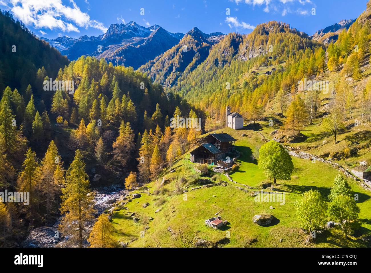Veduta aerea della Peccia, piccolo villaggio walser in Val Vogna, Riva Valdobbia, Valsesia, provincia di Vercelli, Piemonte, Italia, Europa. Foto Stock