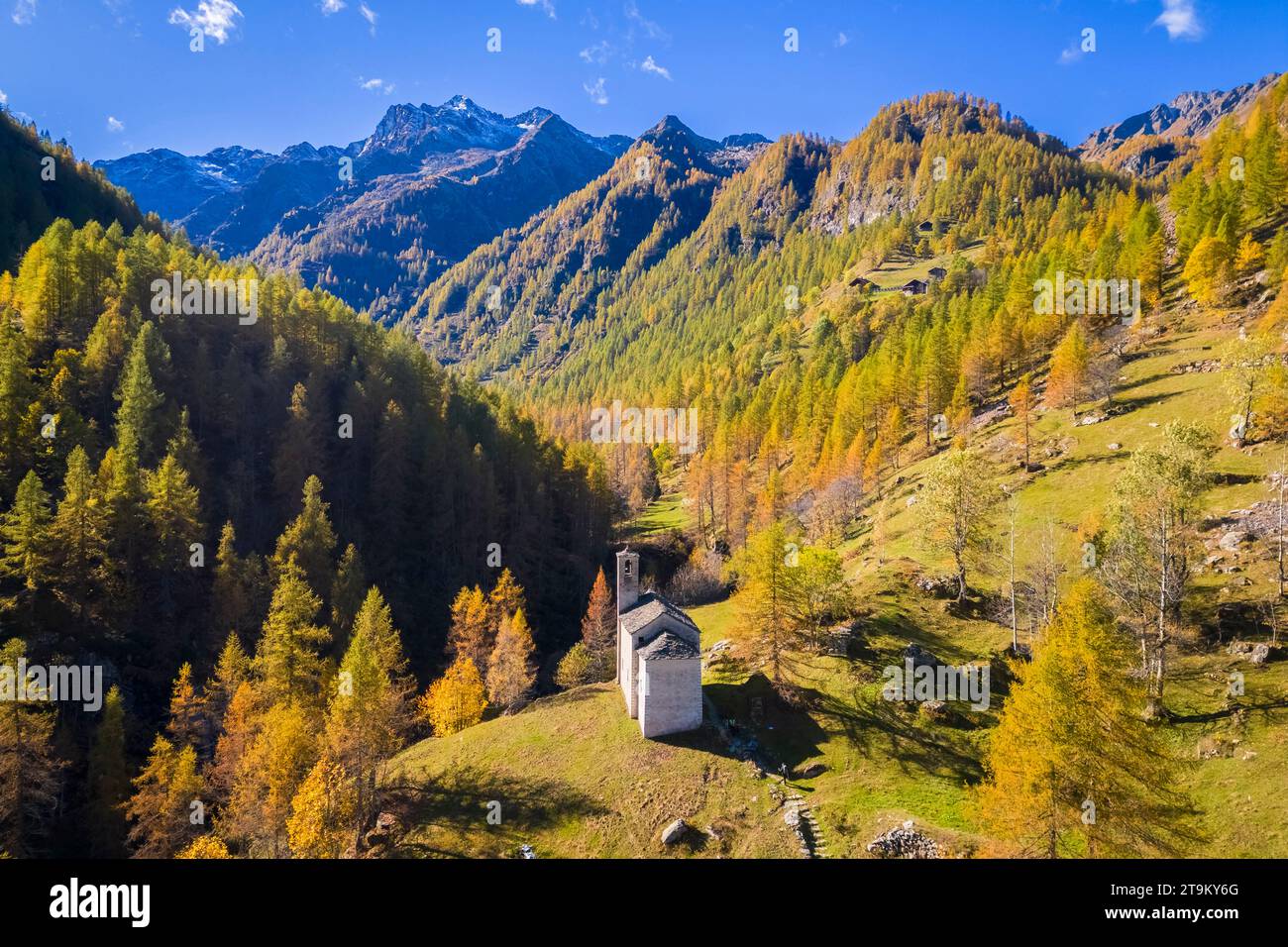 Veduta aerea della Peccia, piccolo villaggio walser in Val Vogna, Riva Valdobbia, Valsesia, provincia di Vercelli, Piemonte, Italia, Europa. Foto Stock