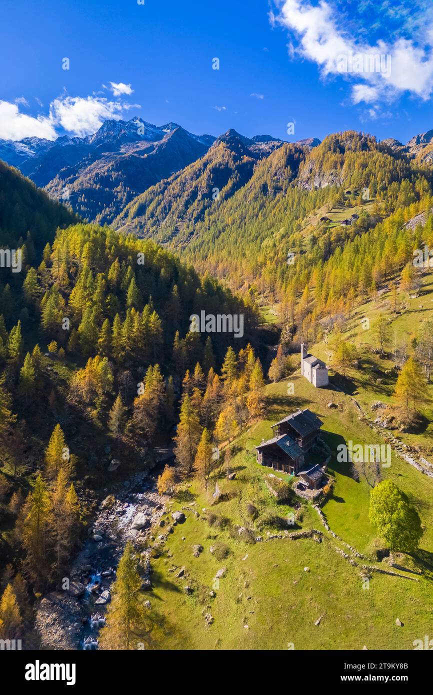 Veduta aerea della Peccia, piccolo villaggio walser in Val Vogna, Riva Valdobbia, Valsesia, provincia di Vercelli, Piemonte, Italia, Europa. Foto Stock