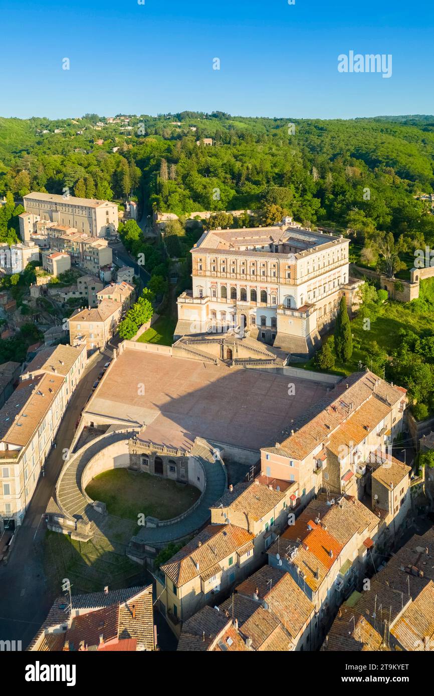 Sorge il sole presso la villa pentagonale chiamata Villa Farnese, un incredibile edificio nella città di Caprarola. Distretto di Viterbo, Lazio, Italia, Europa. Foto Stock