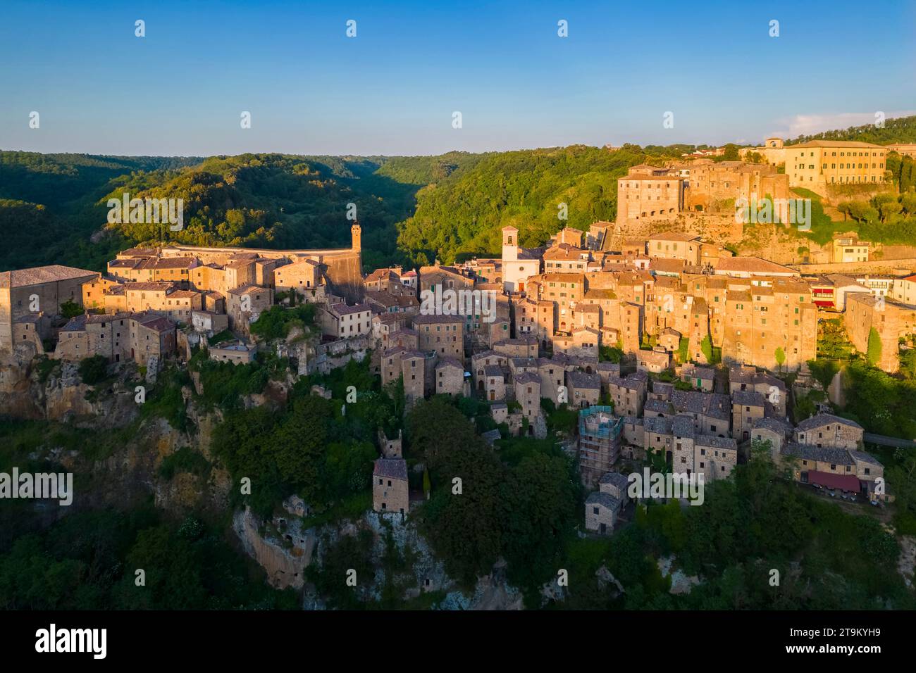 Vista aerea della città vecchia di Sorano al tramonto. Distretto di Grosseto, Toscana, Italia, Europa. Foto Stock