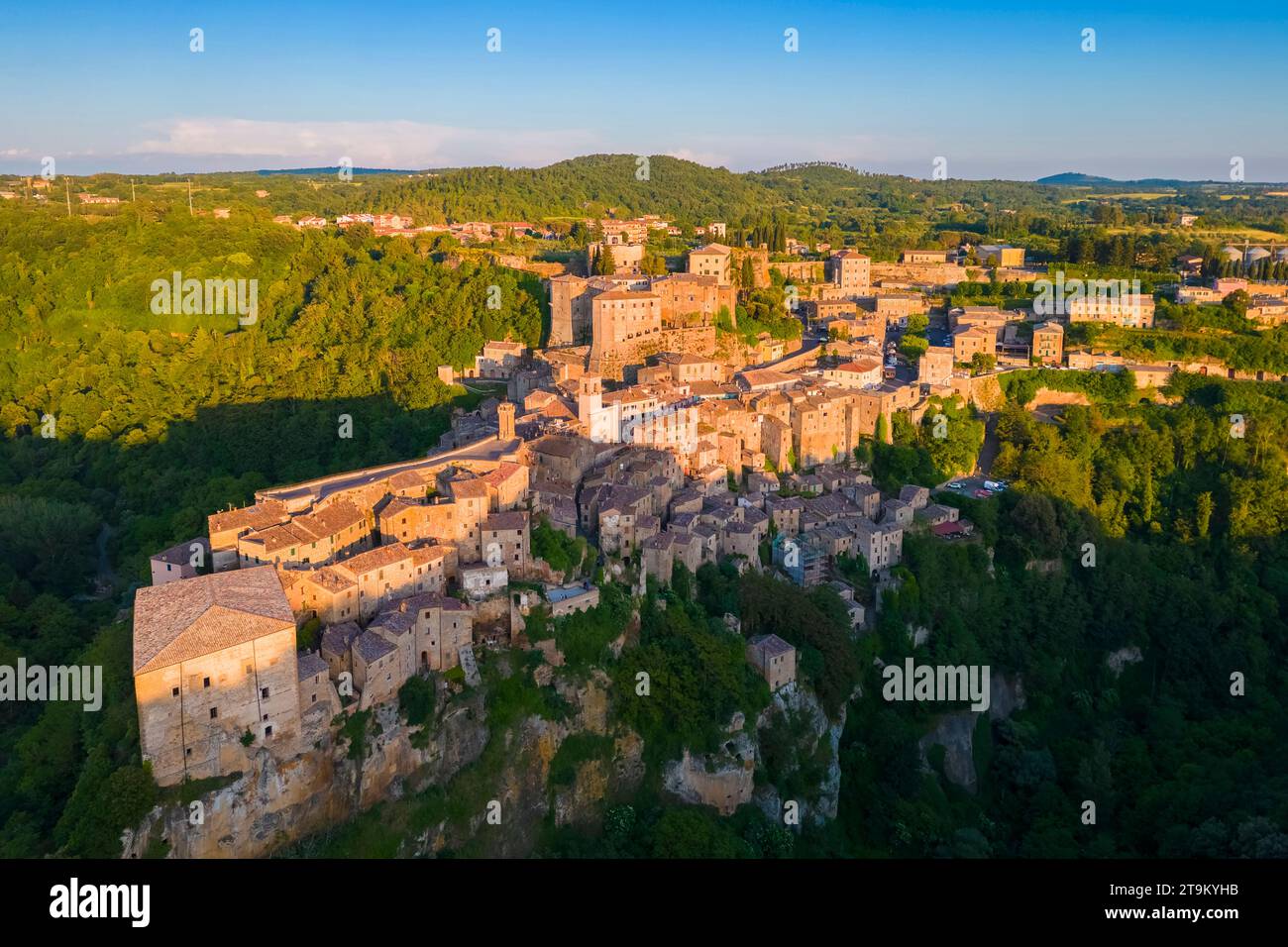 Vista aerea della città vecchia di Sorano al tramonto. Distretto di Grosseto, Toscana, Italia, Europa. Foto Stock