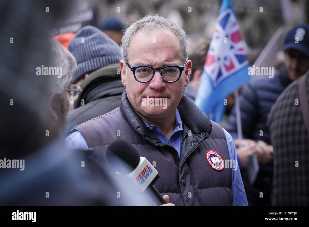 Londra, Regno Unito. 26 novembre 2023. Ezra Levant, personalità mediatica conservatrice canadese, si unisce alla marcia contro l'antisemitismo. Migliaia di ebrei britannici e sostenitori partecipano a una marcia di protesta di massa che inizia fuori dalle Royal Courts of Justice verso Whitehall. Crediti: Guy Corbishley/Alamy Live News Foto Stock