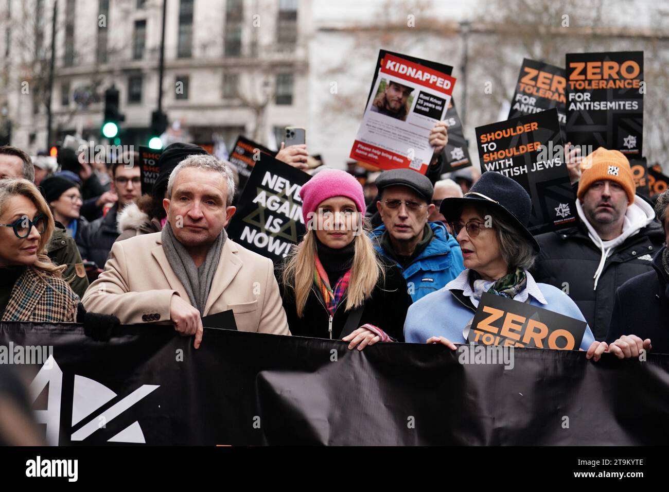 (Da sinistra a destra) Tracy-Ann Oberman, Eddie Marsan, Rachel Riley e Maureen Lipman prendono parte a una marcia contro l'antisemitismo organizzata dalla campagna di beneficenza condotta dai volontari contro l'antisemitismo presso la Royal Courts of Justice di Londra. Data foto: Domenica 26 novembre 2023. Foto Stock