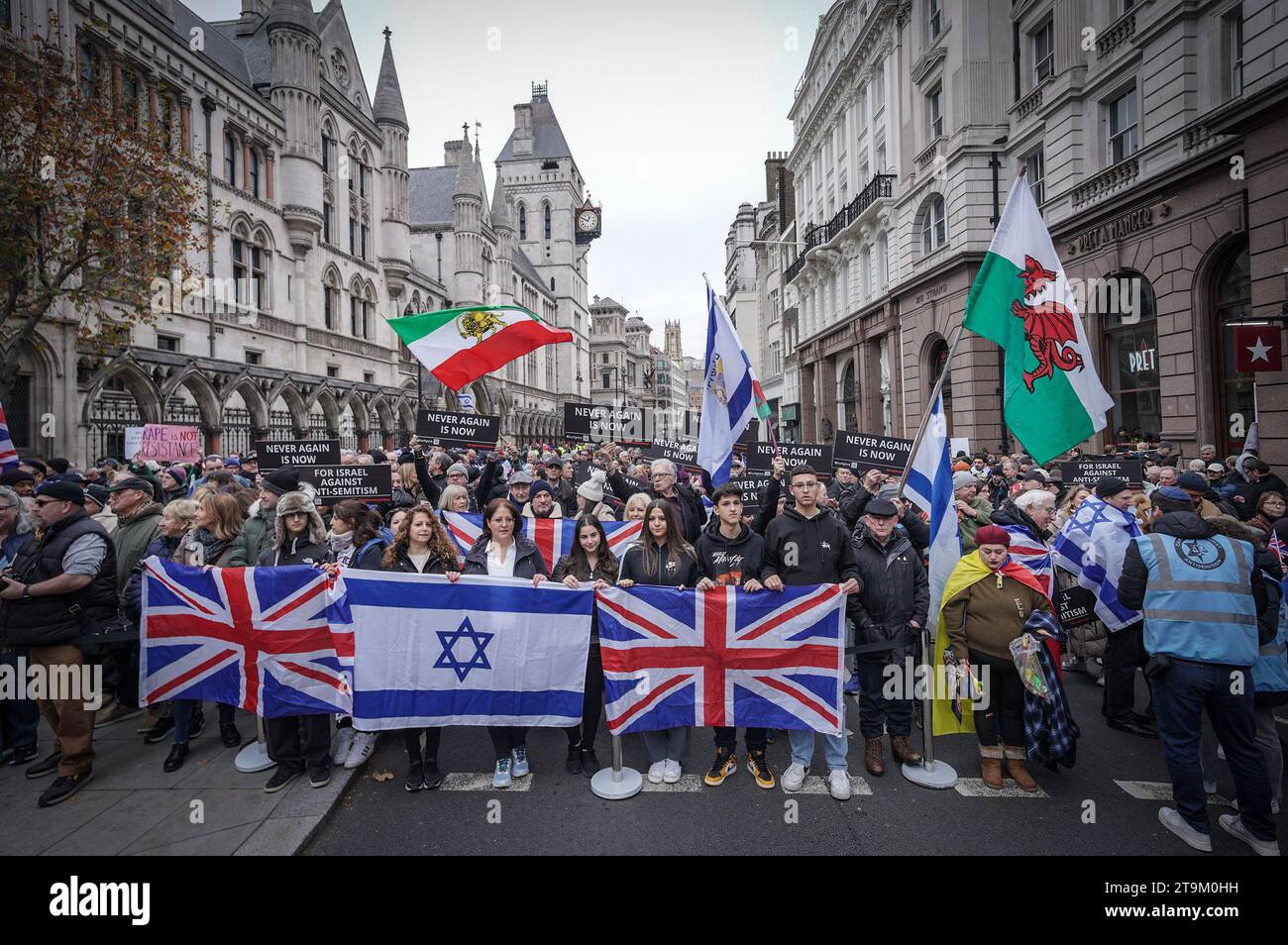Londra, Regno Unito. 26 novembre 2023. Marcia contro l'antisemitismo. Migliaia di ebrei britannici e sostenitori partecipano a una marcia di protesta di massa che inizia fuori dalle Royal Courts of Justice verso Whitehall. Crediti: Guy Corbishley/Alamy Live News Foto Stock
