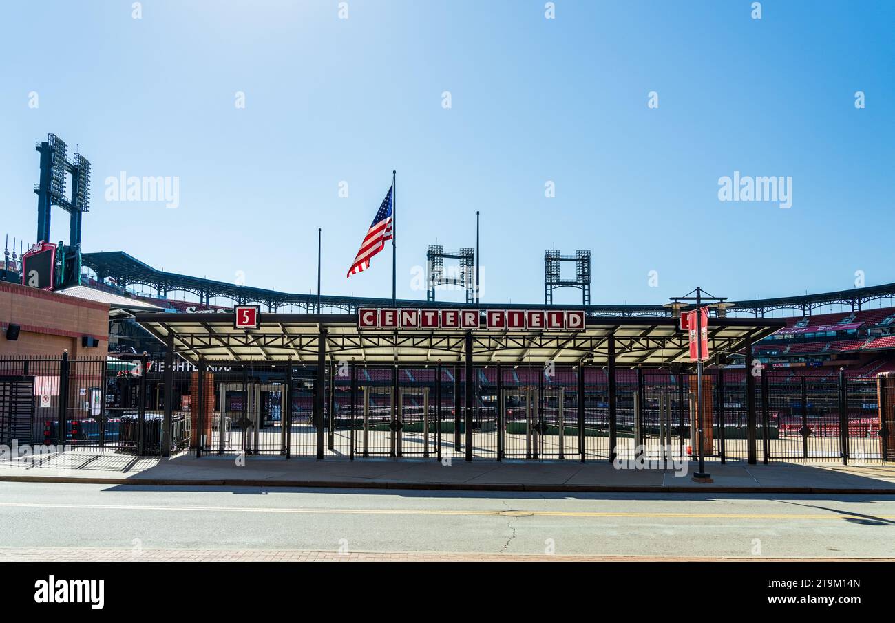 St Louis, Missouri - 21 ottobre 2023: Ingresso al Busch Stadium nel complesso di ristoranti e divertimenti Saint Louis Ballpark Village Foto Stock