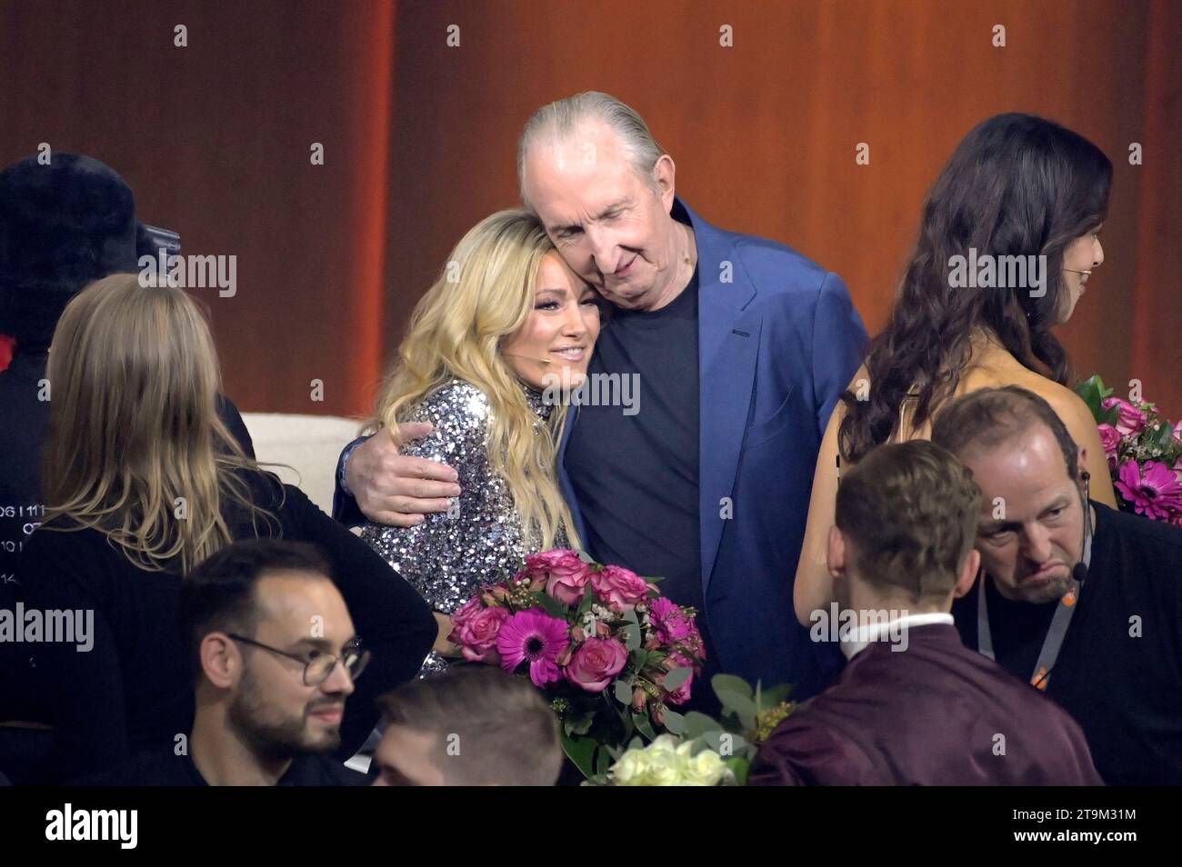 Helene Fischer und Mike Krüger in der ZDF-Unterhaltungsshow 'Wetten, dass..?' Live aus der Messe Offenburg-Ortenau. Offenburg, 25.11.2023 Foto Stock