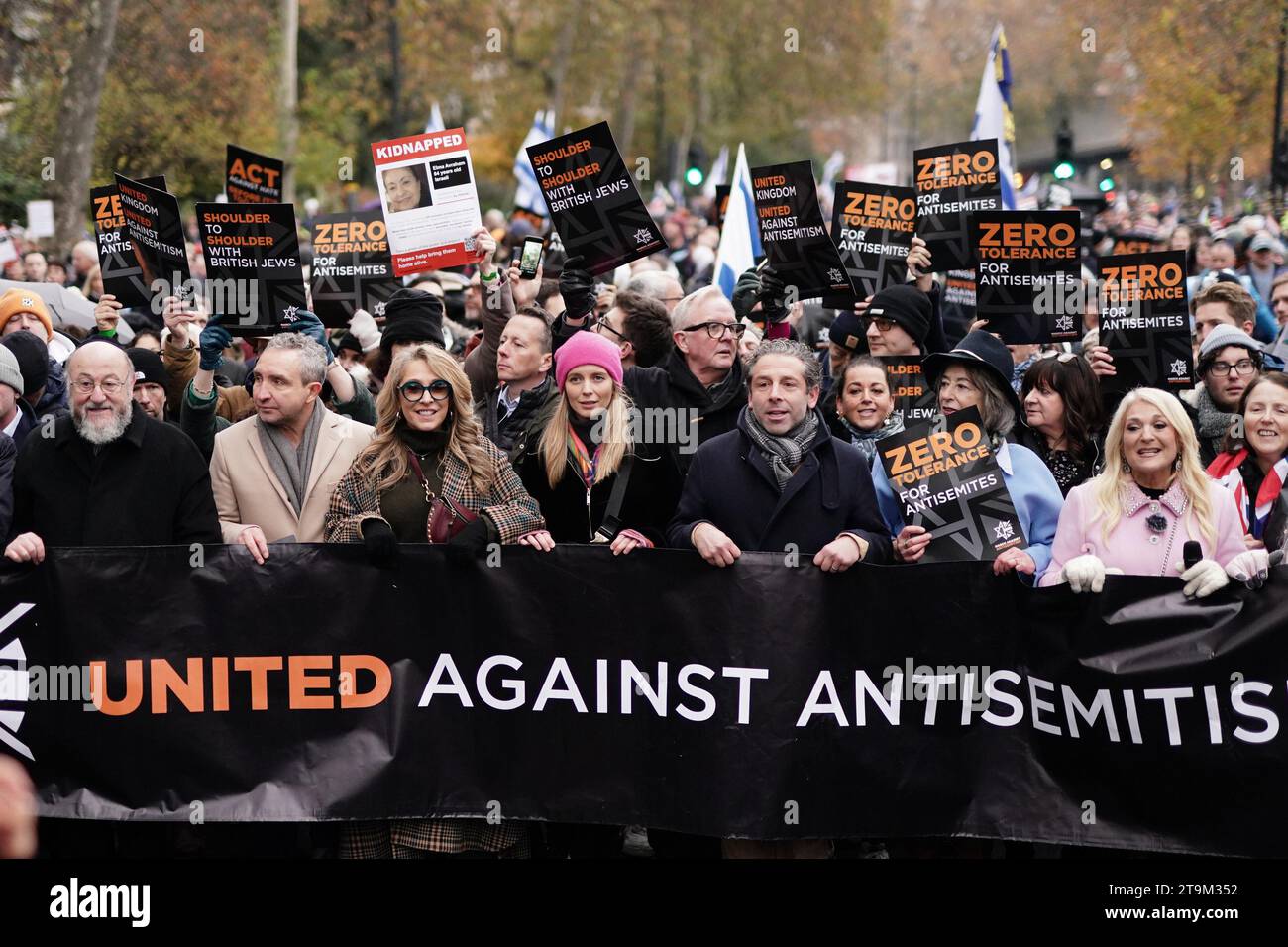 (Da sinistra a destra) il rabbino capo Mirvis, Eddie Marsan, Tracy-Ann Oberman, Rachel Riley, Maureen Lipman (seconda da destra) e Vanessa Feltz (destra) prendono parte a una marcia contro l'antisemitismo organizzata dalla campagna di beneficenza condotta dai volontari contro l'antisemitismo presso la Royal Courts of Justice di Londra. Data foto: Domenica 26 novembre 2023. Foto Stock