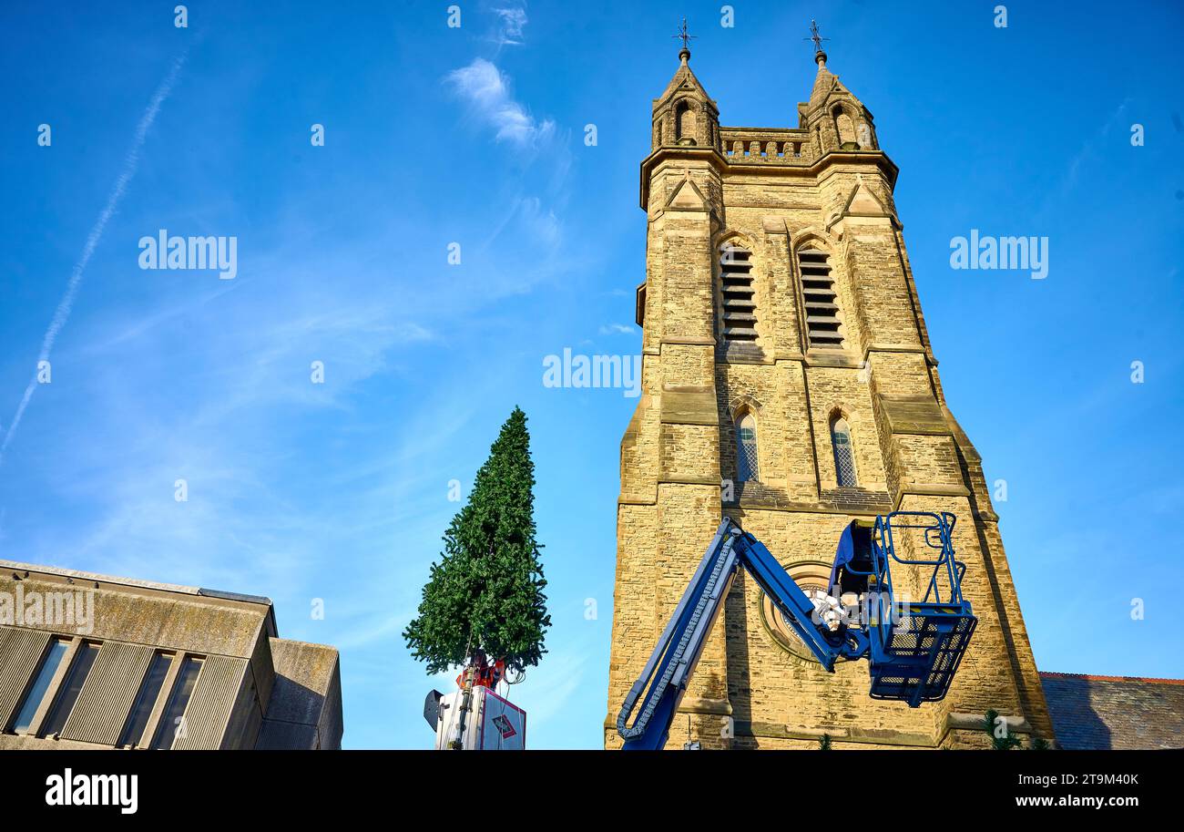 Erigere l'albero di natale in Piazza San Giovanni, Blackpool Foto Stock