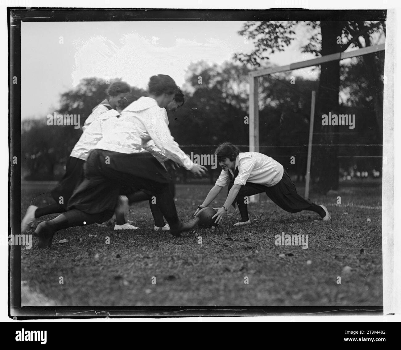 Cinque ragazze vestite in fioritura e camicette mediocri giocano a calcio, Washington, District of Columbia, intorno al 1919. (Foto di National Photo Company) Foto Stock