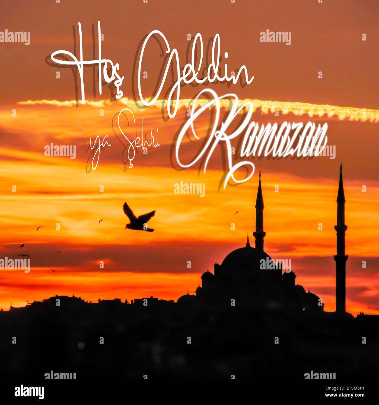 HOS Geldin Ya Sehri Ramazan o Ramazan Kareem. Tramonto sullo sfondo della sagoma della moschea di Istanbul. Benvenuto nel testo del mese Santo del Ramadan. Foto Stock
