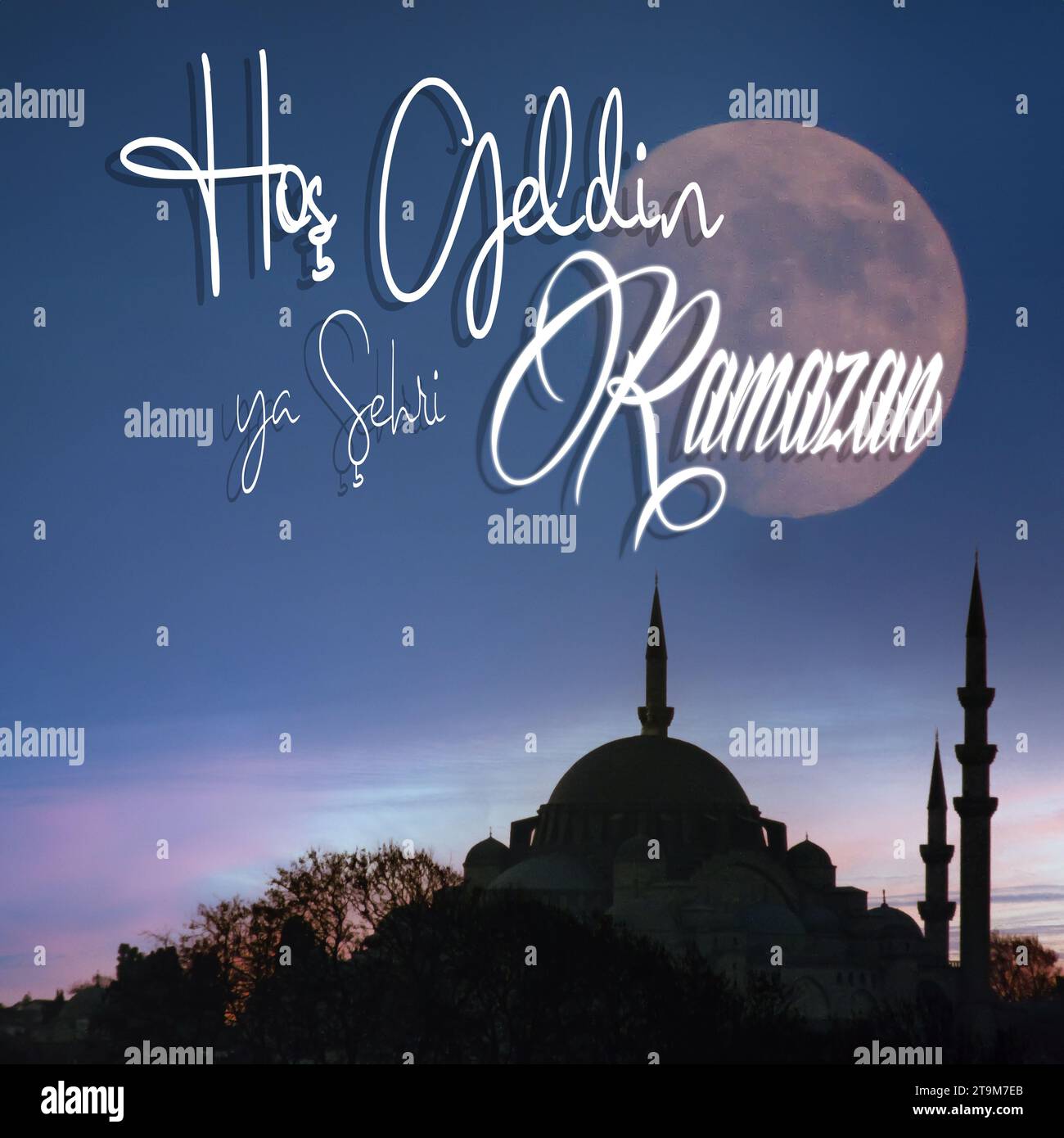 HOS Geldin Ya Sehri Ramazan o Ramazan Kareem. Luna piena sulla nuova Moschea di Istanbul. Benvenuto nel testo del mese Santo del Ramadan. Foto Stock